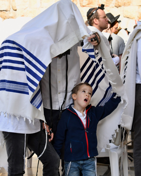 Photo of a kid in prayer by Bob Wilson